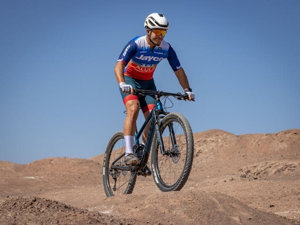 Quels sont les meilleurs itinéraires pour une randonnée en VTT dans le désert du Sahara ?