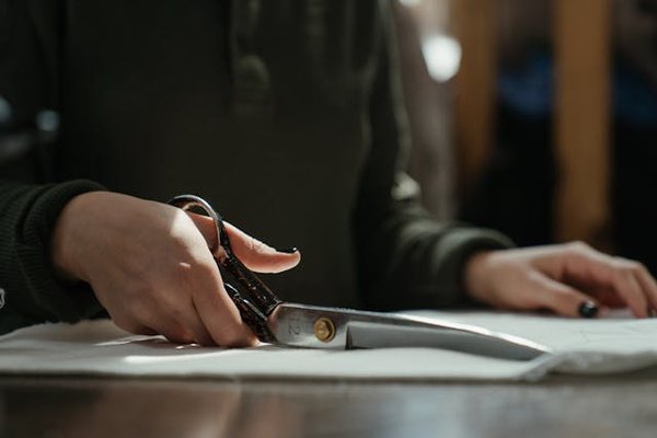 Quels conseils pour trouver une location de vacances en Bretagne avec des ateliers de couture et des visites de phares ?